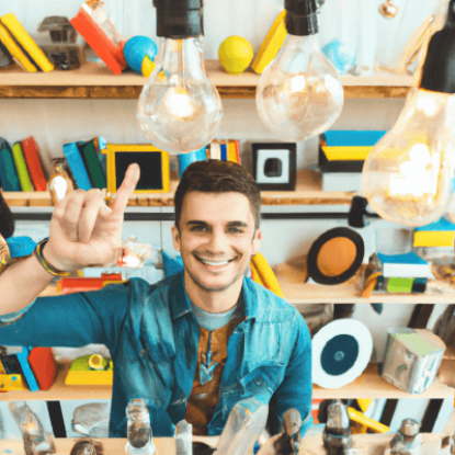 Junger Mann mit erhobenem Zeigefinger und kreativem Umfeld generiert Quizfragen für Allgemeinwissen. Junger Mann mit einem Lächeln und erhobenem Zeigefinger steht umgeben von Gegenständen, die seine Kreativität und den Quizgenerator repräsentieren.